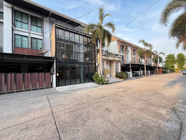 รูป Garage House ทาวน์โฮม 3 ชั้น สไตล์ไม่ซ้ำใคร - รูปที่ 3/33