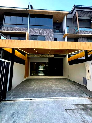 เช่าทาวน์โฮม ซอยเสนา : MTR99 เช่าทาวน์โฮมหรู 3 ชั้น 224 ตร.ม. ตกแต่งครบ มี Sky Hall Penthouse, Walk-in Closet, แอร์ 6 เครื่อง และรองรับ EV Charger