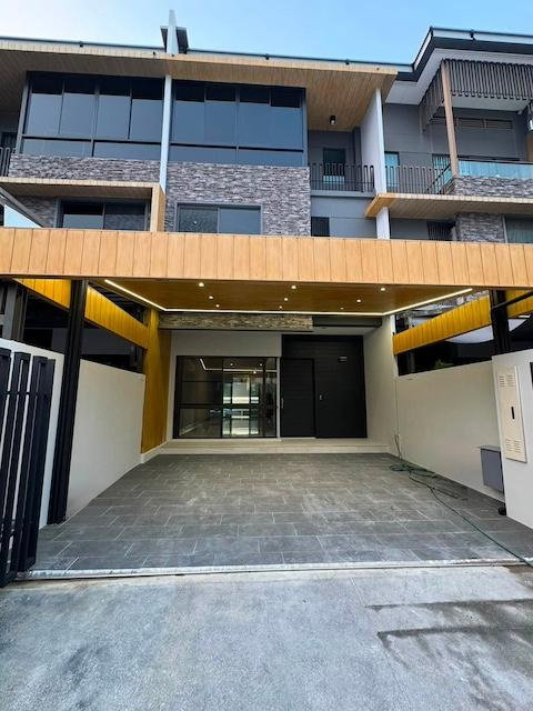 รูป MTR99 เช่าทาวน์โฮมหรู 3 ชั้น 224 ตร.ม. ตกแต่งครบ มี Sky Hall Penthouse, Walk-in Closet, แอร์ 6 เครื่อง และรองรับ EV Charger - รูปที่ 1/11