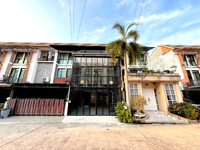 ทาวน์โฮม ถนนลาดปลาเค้า : Garage House ทาวน์โฮม 3 ชั้น สไตล์ไม่ซ้ำใคร