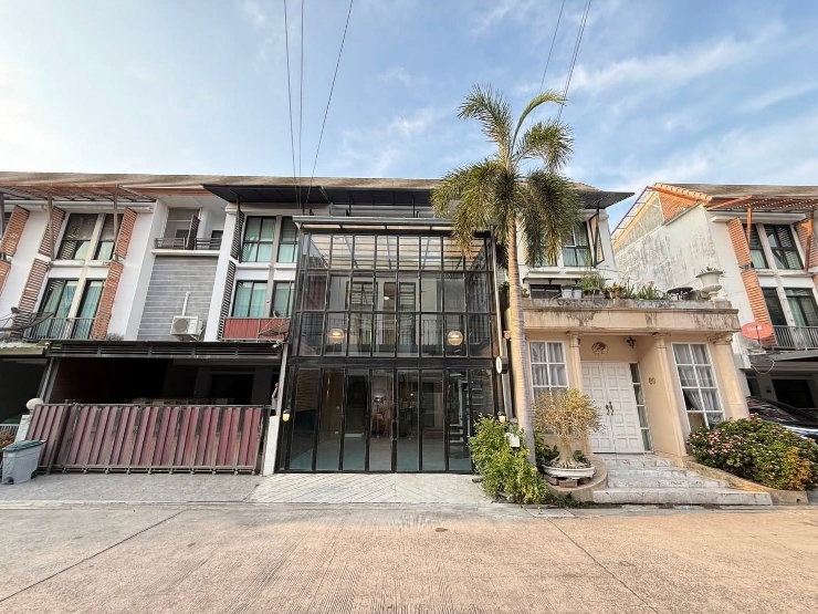 รูป Garage House ทาวน์โฮม 3 ชั้น สไตล์ไม่ซ้ำใคร - รูปที่ 1/33