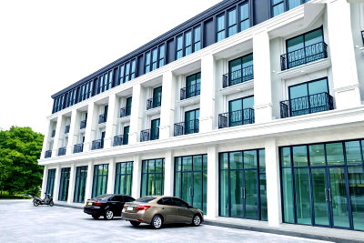 Shophouses for rent BTS Srinagarindra : Clinic showroom for rent, commercial building, 4.5 floors, new Thanya Park, 1.6 km., 20 sq m., has a kitchen, 2 air conditioners, On Nut 68-78, has a
