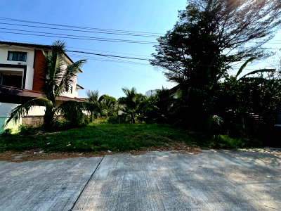 Land for sale Ladprao 48, Chokchai 4, Ladprao 71 : Vacant land for sale in Soi Ladprao 93, Khlong Chan Subdistrict, Bang Kapi District, Bangkok. Area: 110 square wah.