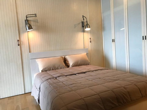 P-48587 Hive Sathorn 2 นอน 2 น้ำ (เตียงใหญ่+ห้องเล็กเตียงสองชั้น Bunk Bed) 70 ตร.ม. ชั้น 17 วิวเมือง รวมส่วนกลาง Line ID: @easythaihome 085-592-2897