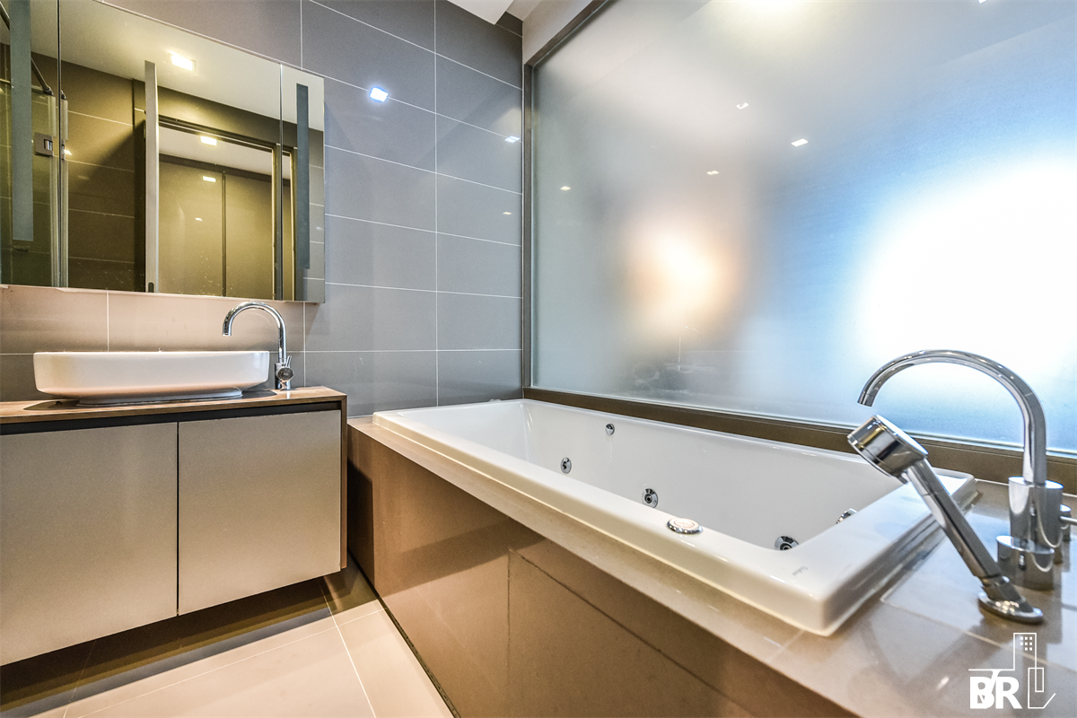 picture Special Unit, Great Value M Silom near BTS Chong Nonsi - 10/10