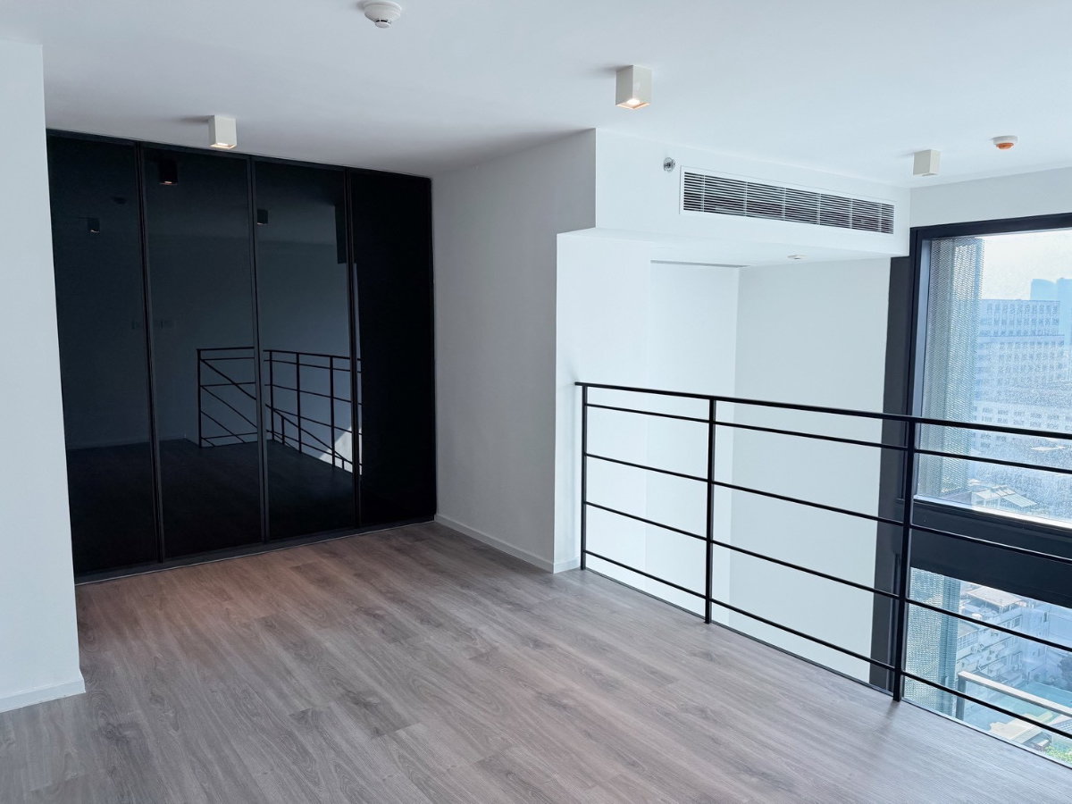 รูป RARE FIND: 1BR DUPLEX @ THE LOFTS SILOM – ONLY 12MB - รูปที่ 4/31