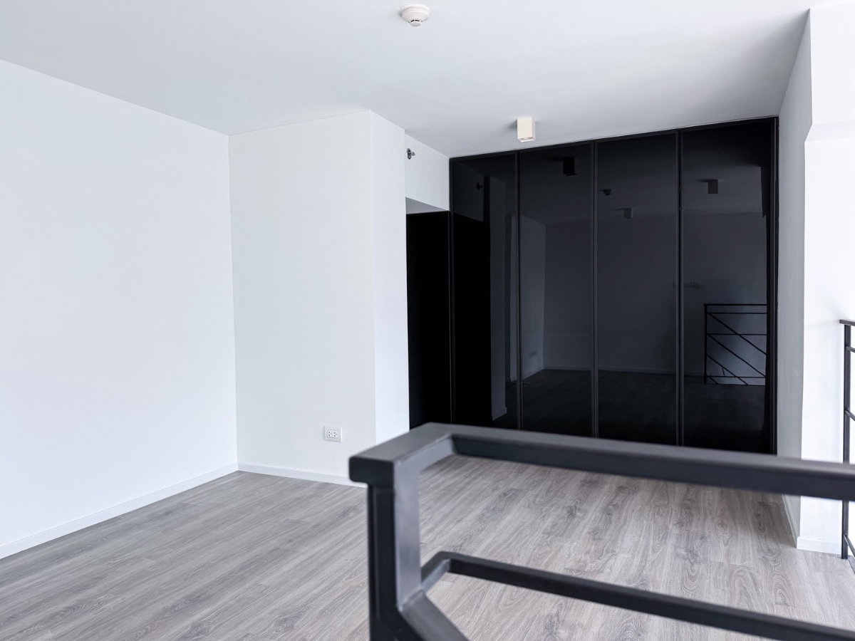 รูป RARE FIND: 1BR DUPLEX @ THE LOFTS SILOM – ONLY 12MB - รูปที่ 6/31