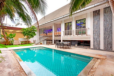 Houses for sale Phra Tamnak : Spacious Pool Villa for Sale Pratumnak Pattaya