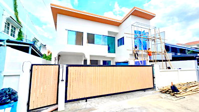 Houses for sale MRT Lat Phrao 83  : H0820, Detached House for Sale 5Br, Lat Phrao.