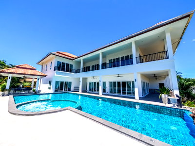 เช่าบ้านเดี่ยว ชลบุรี : Luxury Golf Course View Pool Villa for Rent Huay Yai Pattaya
