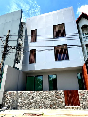 เช่าโฮมออฟฟิศ ถนนกรุงเทพ-ชลบุรี มอเตอร์เวย์ : 🏢✨ ให้เช่าโฮมออฟฟิศ 3 ชั้น พร้อมอยู่ ย่านอ่อนนุช–ลาดกระบัง 📍 ซอยอ่อนนุช 88/4 ทำเลดี ห่างถนนเพียง 100 เมตร