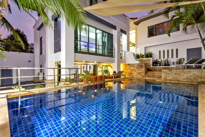 Houses for sale Phra Tamnak : Spacious Pool Villa for Sale Pratumnak Pattaya
