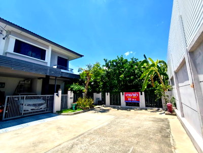 บ้านแฝด สนามบินสุวรรณภูมิ : ขายด่วน บ้านพร้อมสวนข้างบ้าน พื้นที่กว้างมาก