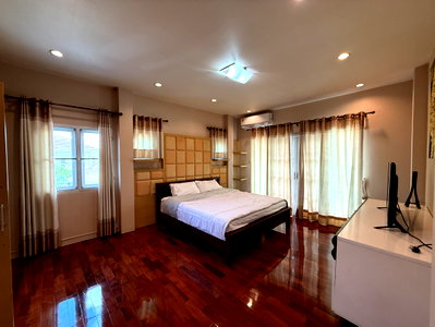 เช่าบ้านเดี่ยว ศาลหลักเมืองจังหวัดเชียงใหม่ : Pool Villa รีโนเวทใหม่ ทำเลทอง ใกล้ Central Festival Chiang Mai (น้ำไม่ท่วม)