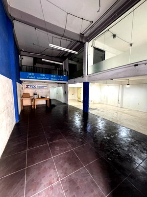 Twin houses for rent Thailand Cultural Centre  : Two adjoining commercial units for rent in Huai Khwang district.