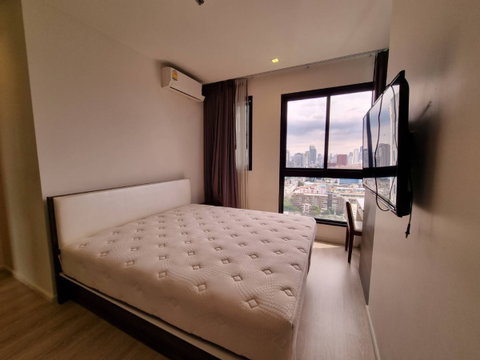 Available for rent! Quinn Ratchada17. A Cozy 2 Bedroom with 68sqm. High floor unblocked view. Ready to move in.