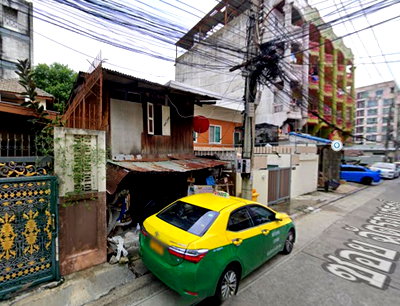 ที่ดิน ม.หอการค้าไทย : Call : 065-864-4111 ขายที่ดินมีสิ่งปลูกสร้าง (บ้านไม้เก่า) 21 ตารางวา ซอยรัชดาภิเษก 13 เขตดินแดง ใกล้ MRT ห้วยขวาง