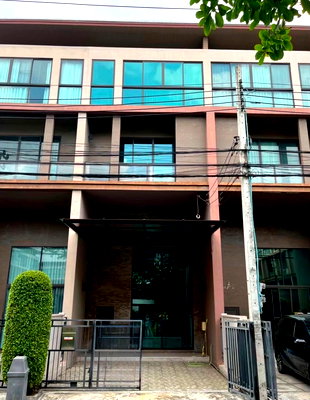ทาวน์โฮม ถนนงามวงศ์วาน : ขาย ทาวน์โฮม 3.5 ชั้น บ้านกลางเมือง รัชโยธิน ใกล้ BTS เสนานิคมเพียง 650 เมตร พร้อมอยู่ (TH6917)