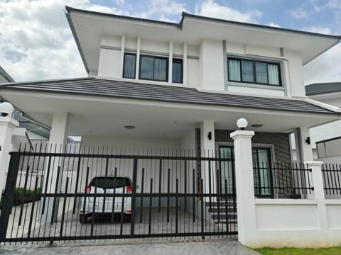 ให้เช่าบ้านเดี่ยว 2 ชั้น ในหมู่บ้านใจแก้วเอราวัณ 31 เฟส 8 อำเภอสารภี-เชียงใหม่ รับสัตว์เลี้ยงขนาดเล็ก (R1396) T.0946511456