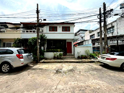 Townhouses for sale Department of Mental Health : Prime location! Townhouse for sale, 38 sq.wa., Kretkaew Garden 4, ideal for a cafe or minimalist renovation.