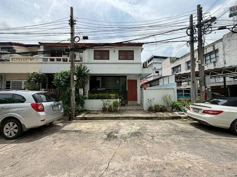 Townhouses for sale : Prime location! Townhouse for sale, 38 sq.wa., Kretkaew Garden 4, ideal for a cafe or minimalist renovation.