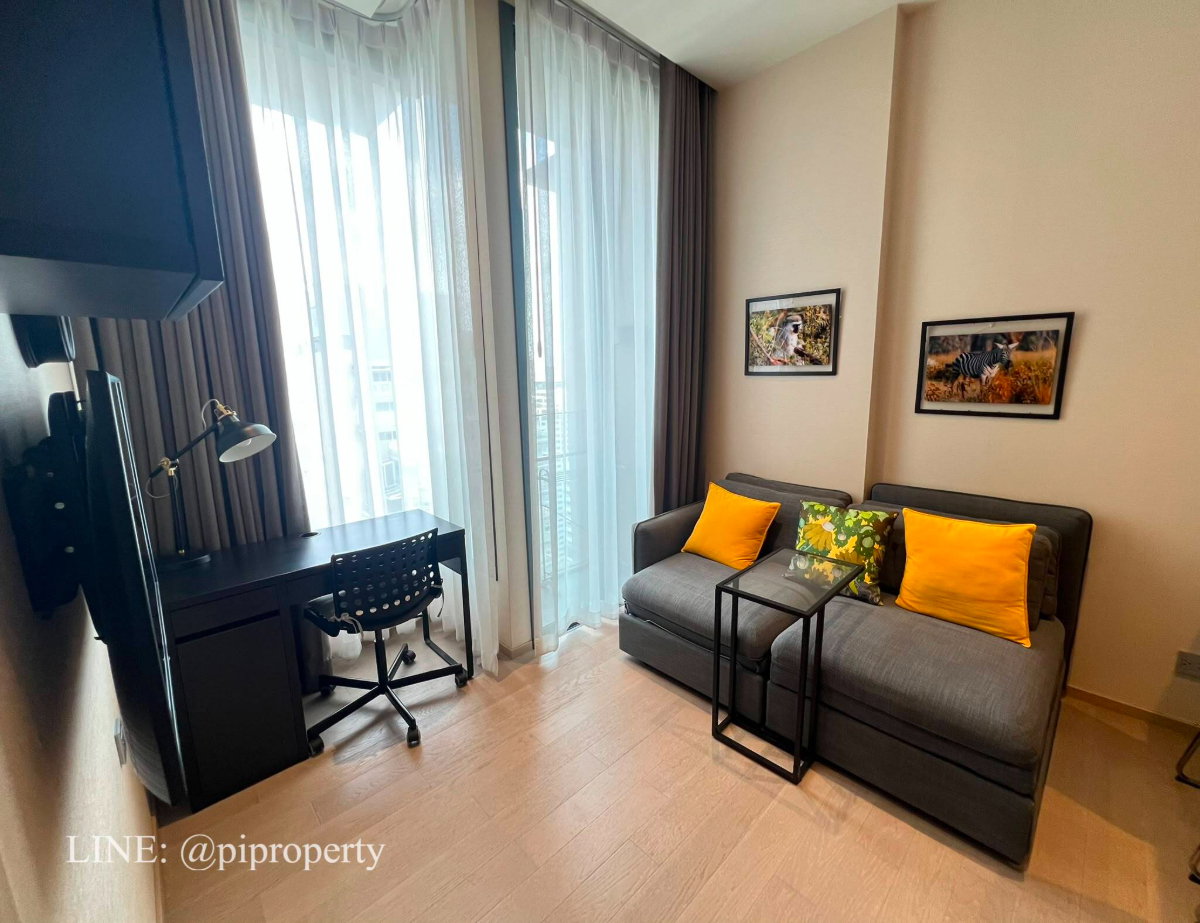 Fully furnished 1Bed unit for rent in Esse Asoke. High floor with a washer and dryer. Top location in Asoke - the heart of Bangkok
