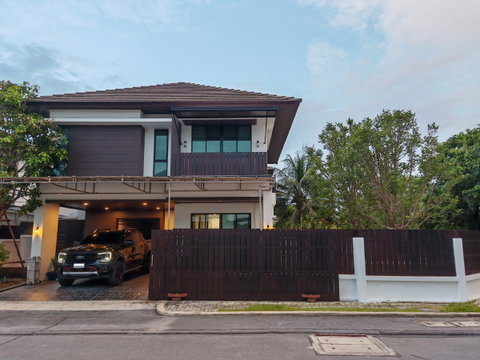 🏡✨ ให้เช่าบ้านเดี่ยว 2 ชั้น พร้อมสวนสวย 📍 Lake View Park วงแหวน–บางนา บ้านหลังมุม บรรยากาศร่มรื่น เป็นส่วนตัว