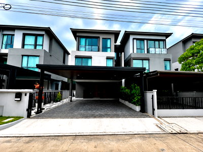 Twin houses for sale Bangkok : Luxury Semi-Detached House for Sale | Baan Klang Muang The Edition Yothin Phatthana | Fully Built-in | Move-in Ready | Exceptional Value