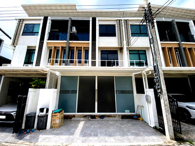 ทาวน์โฮมให้เช่า : ให้เช่าทาวน์โฮม 3 ชั้น Patio Ramintra–Watcharapol บ้านใหม่ พร้อมอยู่ รองรับทั้งอยู่อาศัย โฮมออฟฟิศ และสำนักงาน ทำเลติดส่วนกลางของโครงการ