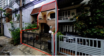 Townhouses for sale One Bangkok : Townhouse for sale with existing tenant. 2 stories, Sukhumvit 16, near BTS Asoke. 3 bedrooms, 19 sq.wa.