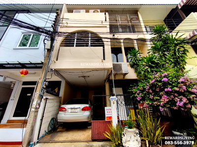 Townhouses for sale MRT Phra Ram 9 : Townhome for sale with rooftop access, near MRT Rama 9 (only 800 meters away). Located in the Asoke-Din Daeng-Ratchada area