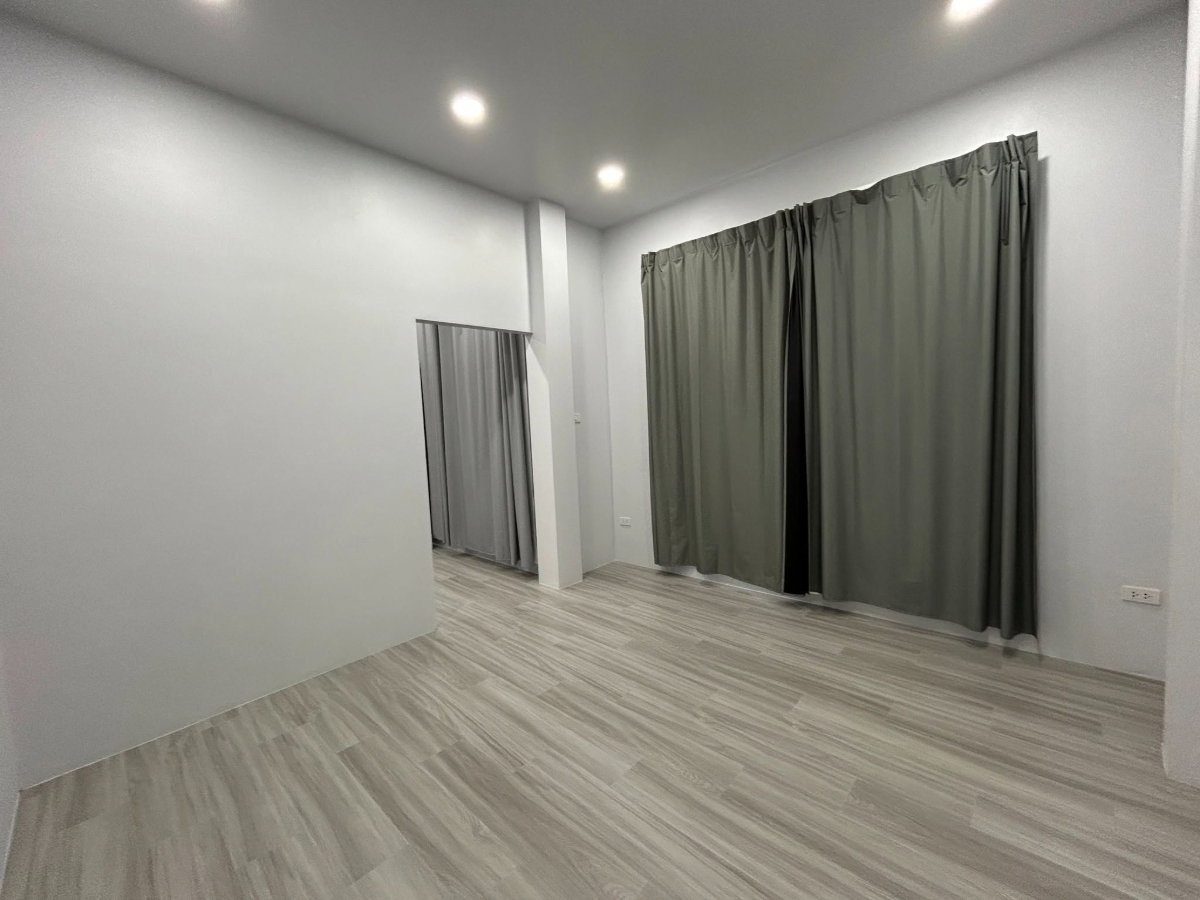 รูป ขายบ้านเดียวอ่างทอง ตรงข้ามโรงเรียนสตรีอ่างทอง เจ้าของขายเอง ต่อรองได้ - รูปที่ 13/16