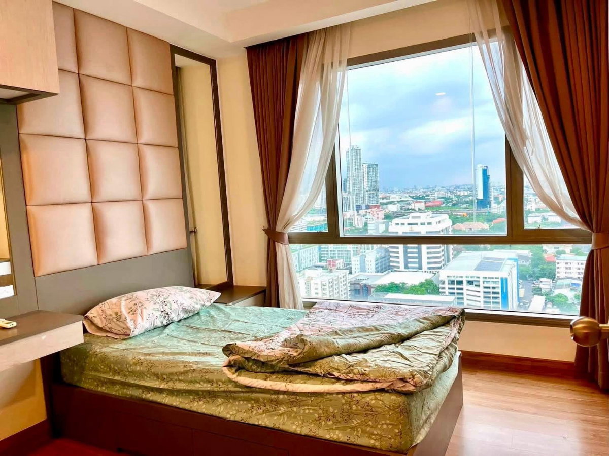 picture Thru                    Thonglor  - 11/15