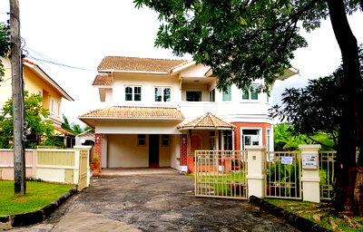 เช่าบ้านเดี่ยว บุญถาวร เกษตรนวมินทร์ : Call : 089-512-9889 บ้านจิรทิพย์ นวลจันทร์ 26 บ้านเดี่ยวหลังมุม 2 ชั้น (ติดสวน) 137 ตร.วา 240 ตร.ม 3 ห้องนอน 4 ห้องน้ำ แอร์ 4 ตัว พร้อมเข้าอยู่