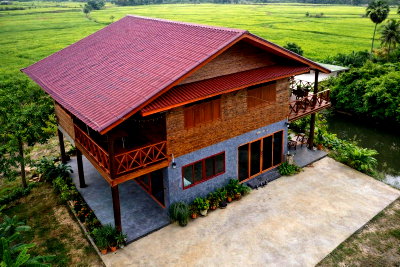 บ้านเดี่ยวให้เช่า : บ้านไทย โคราช กลางวิวทุ่ง 300ตร.ม. ที่ดิน 1 ไร่ ให้เช่าในสีคิ้ว ให้เช่า สไตล์Cafe 4นอน นครราชสิมา วัดนักบุญยอแซฟ  บ้านหัน 7-11  4น้ำ