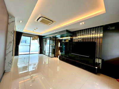 เช่าทาวน์โฮม กรุงเทพมหานคร : ให้เช่า Townhome 3 ชั้น The Landmark Ekkamai - Ramintra ทาวน์โฮมสไตล์โมเดิร์น ทำเลดีใจกลางลาดพร้าว - สุคนธสวัสดิ์ ใกล้ทางด่วนและสิ่งอำนวยความสะดวกครบ