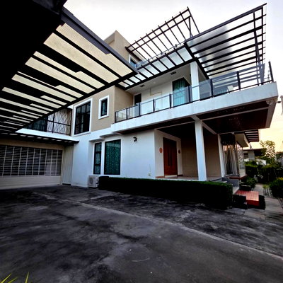 Houses for sale ปุณณวิถี 31 : For sale, large 3-story luxury detached house, Sukhumvit 101 | near BTS Punnawithi, fully furnished. (H6940)