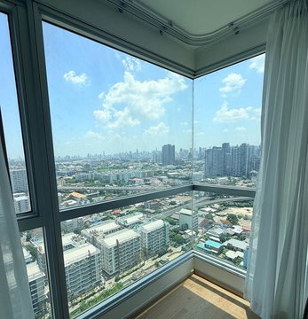 **Rhythm Sukhumvit 50**เป็นห้องหัวมุมบนชั้น 28 คอนโด 2 ห้องนอน ย่านอ่อนนุช ที่อยู่สบายเหมือนบ้านจริงๆ และวิวโค้งแม่น้ำเจ้าพระยาแบบโปร่งๆ ลมดีตลอดวัน