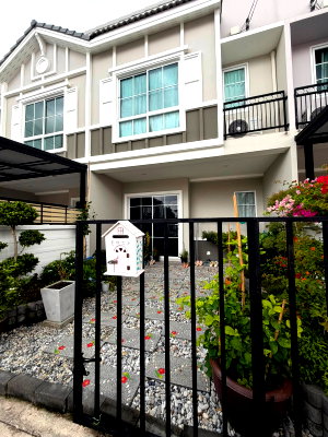 Townhouses for rent : For rent, 2-story townhouse, Richton Suan Luang-Phatthanakan. Beautiful house with garden in front of the house, ready to move in (TH6918)