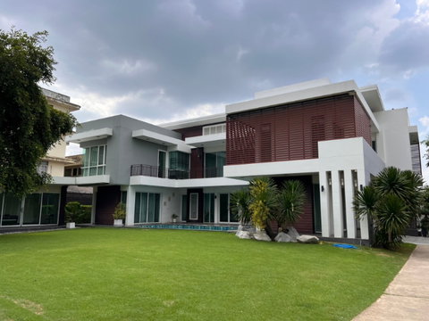 ขายบ้านคุณชายในละคร สวยอยู่เองก็ได้ ถ่ายละครก็ดี (ซ.รามอินทรา 117) 436 ตารางวา พร้อมสระส่วนตัว ใกล้ร.พ.นวมินทร์9