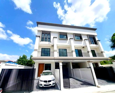 ทาวน์โฮม เซ็นทรัล พลาซ่า บางนา : พรีเมียมทาวน์โฮมใหม่สไตล์ Modern Classic บ้านใหม่