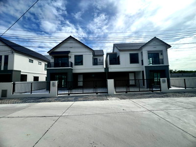 ขายบ้านแฝด : บ้านแฝดขนาดใหญ่ 4 ห้องนอน ดีไซน์ใหม่ Modern Barn house