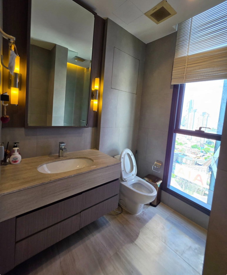 picture The Diplomat                Sathorn  - 12/14