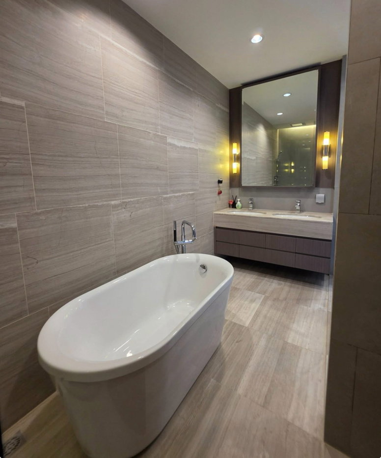 picture The Diplomat                Sathorn  - 8/14