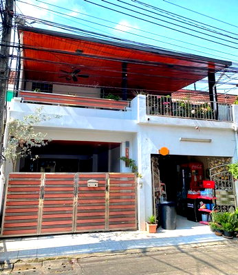 Townhouses for sale ถนนสามเสน : 2-story townhouse for urgent sale! Good location in Nawamin area, next to Lotus, near Pattawikorn Market.