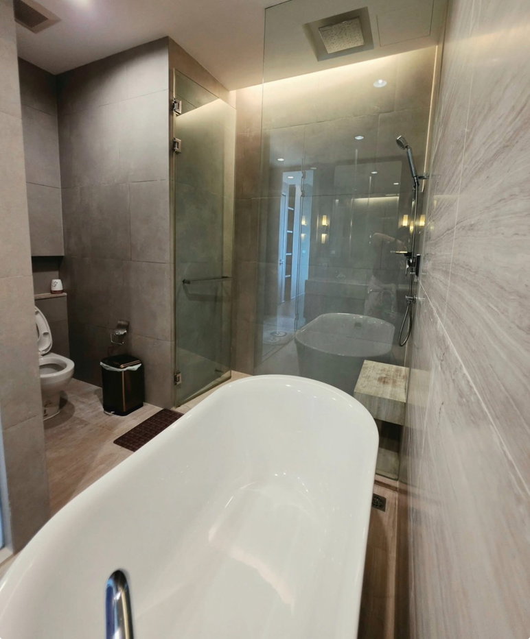 picture The Diplomat                Sathorn  - 7/14