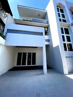 โฮมออฟฟิศให้เช่า : ให้เช่าทาวน์โฮม 3 ชั้น Renovate ใหม่ทั้งหลัง สวยมาก ซอยสุขุมวิท 54 ใกล้ BTS อ่อนนุช ทำเลดีมาก แอร์ 4 เครื่อง เหมาะเป็น Studio , สำนักงาน จดบริษัทได้