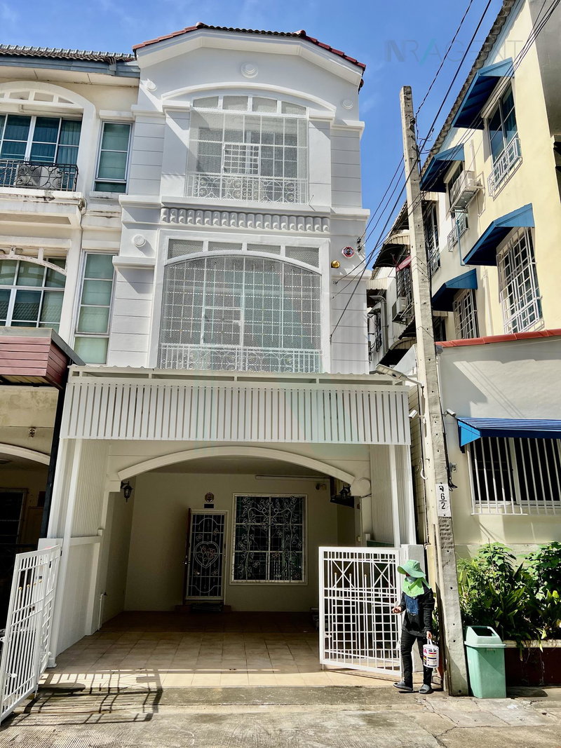 Townhouses for sale : For Sell Town house BAAN KLANG MUANG, LAT PHRAO-CHOK CHAI 4 3-story 3 bedroom 4 bathroom