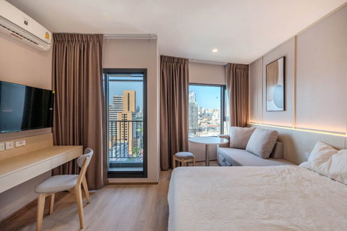 Life Rama 4-Asoke ปล่อยเช่าห้องตกแต่งสวย สไตล์ Cozy minimal ซ่อนไฟที่หัวเตียง เฟอร์นิเจอร์พร้อม 1 ห้องนอน 1 ห้องน้ำ พร้อมเข้าอยู่