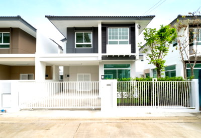 Twin houses for rent Samut Prakarn : ✨ For Rent: Twin House, Trendy Tara Bangna Project, 35 sq.wa, 2 stories, 3 bedrooms, 2 bathrooms, only 25,000 THB per month 🏡💖